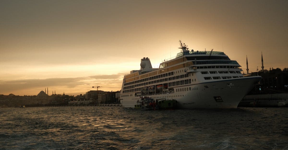 İstanbul limanında gün batımında demirlemiş cruise gemisi ile seyahat süresi planlama rehberi