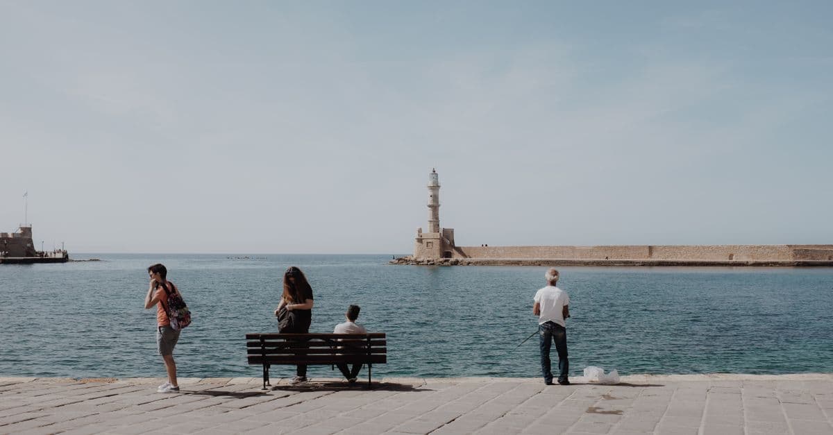 Phare emblématique de La Canée au coucher de soleil, symbole de la Crète en Europe pour les voyageurs français