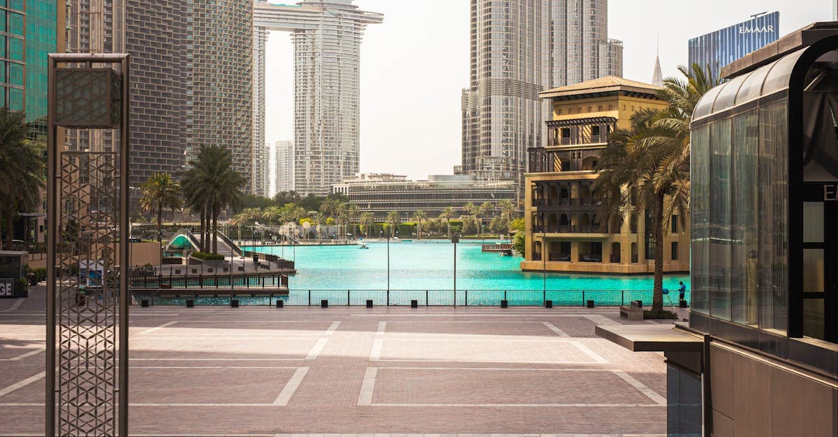 Luxe zwembad bij de Burj Khalifa in Dubai op een snikhete dag van 40 graden Celsius