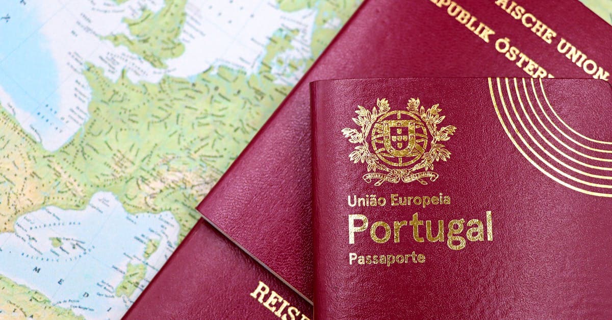 Paspor Portugal dan Austria di atas peta Eropa, mewakili dokumen syarat pengajuan visa schengen.