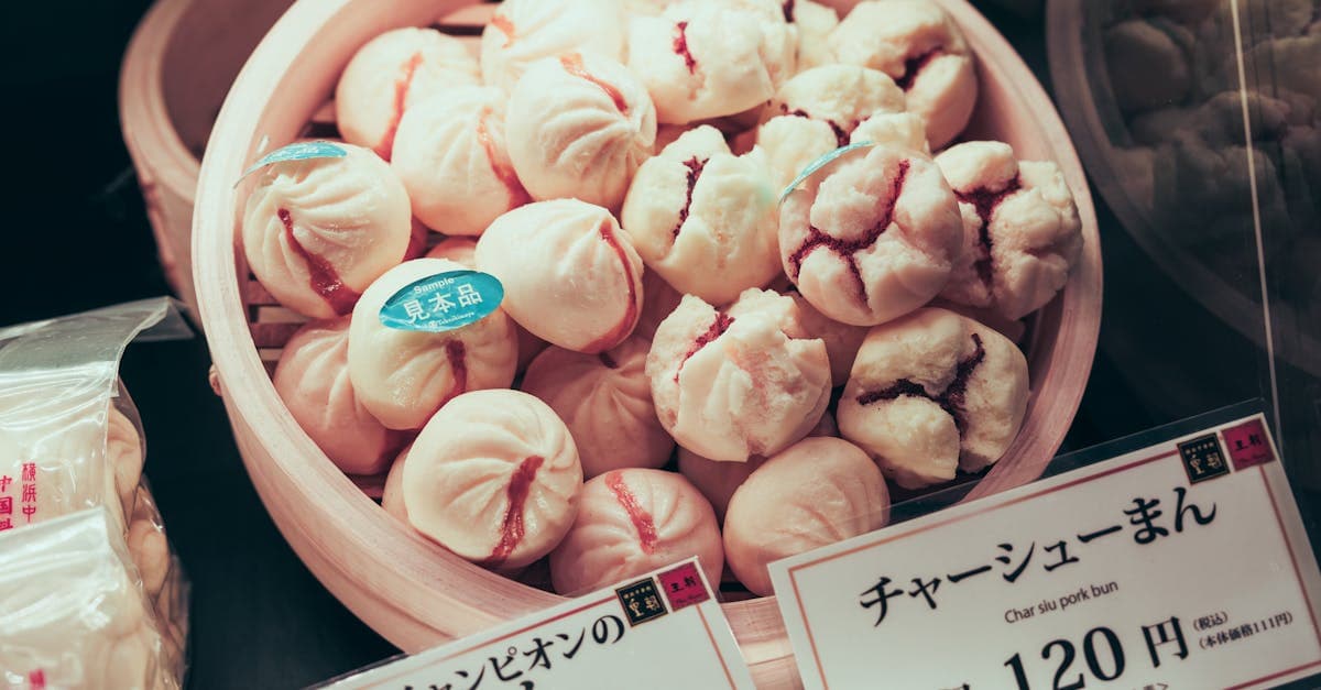竹製せいろに並ぶ叉焼まん、ソウル フードとして世代を超えて愛される日本の蒸し点心