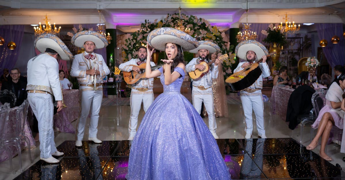 Mariachi con traje tradicional actúa en ceremonia colorida, reflejo del Regional Mexicano en los Premios Lo Nuestro 2026