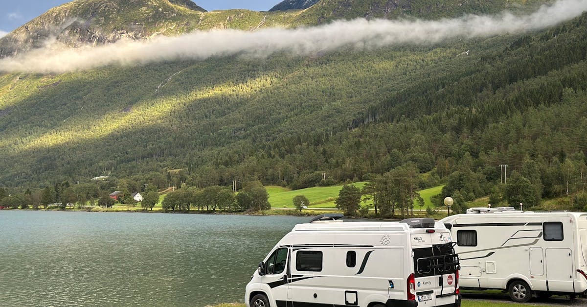Idyllische Berglandschaft mit Wohnmobilen am See – Preisvergleich für Travel-eSIM-Anbieter in der Schweiz.