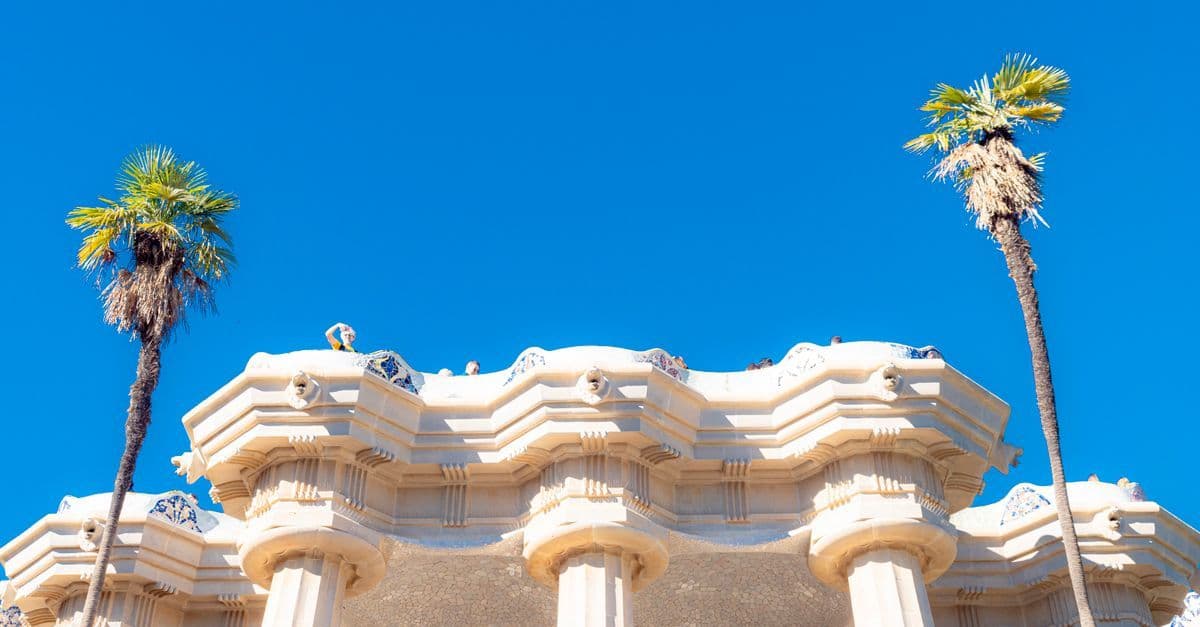 Dettagli delle ceramiche colorate e palme del parco Güell, capolavoro UNESCO di Gaudí a Barcellona