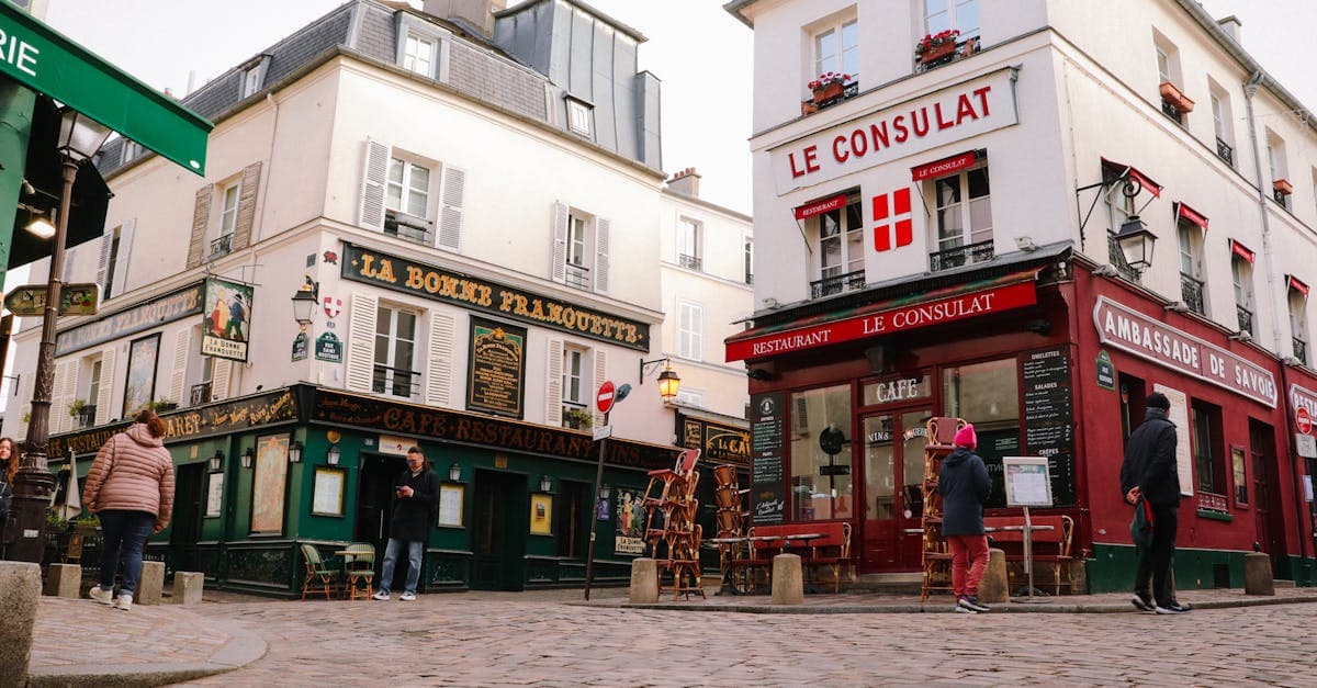 Rue pittoresque de Montmartre avec ses cafés typiques, quartier abordable pour réduire le budget hébergement