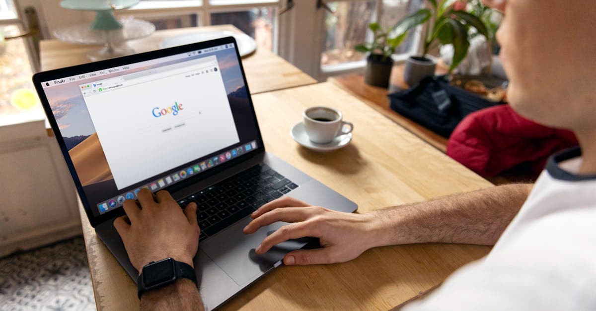 Persona revisando predicciones de precios de vuelos en Google Flights desde una laptop con café sobre mesa de madera