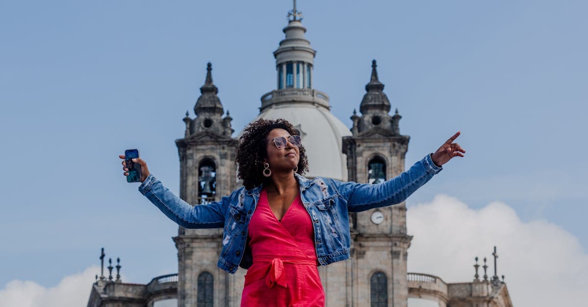 Mulher confiante posando em frente à histórica Igreja de Braga, em Portugal, com roaming internacional ativado