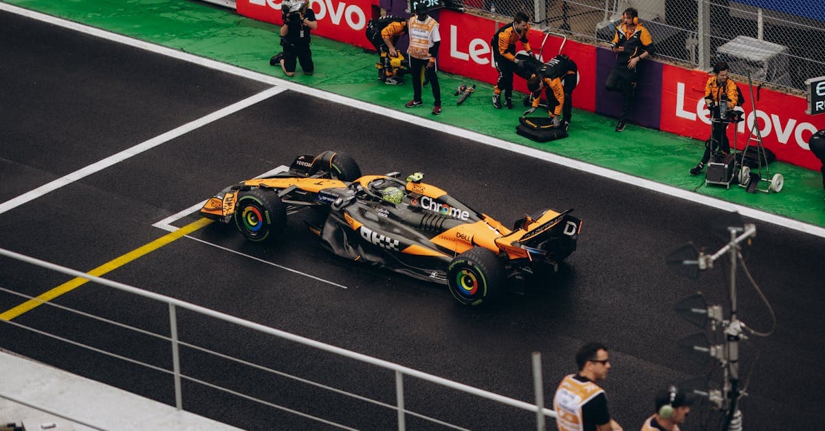 Monoposto di Formula 1 durante un pit stop con i meccanici, tipica scena delle sprint race f1 2026.