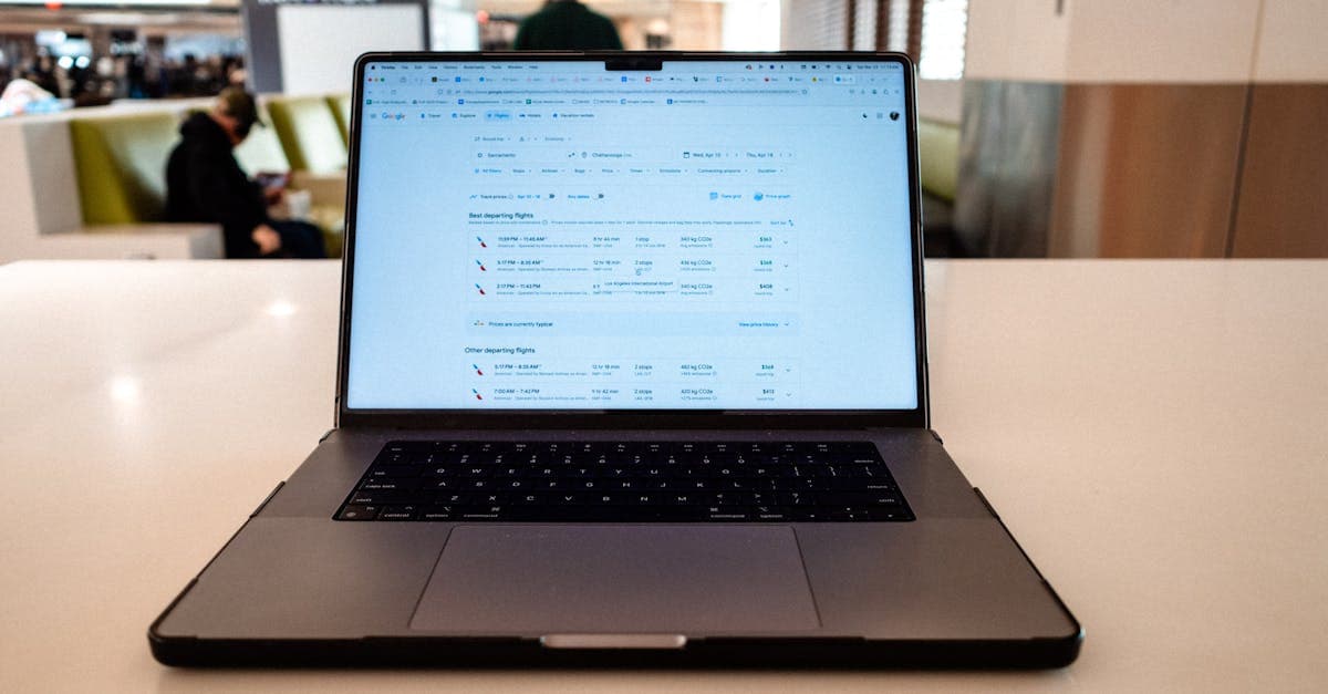 Laptop mostrando horarios de vuelos en sala de aeropuerto para completar la reserva de boletos de autoconexión
