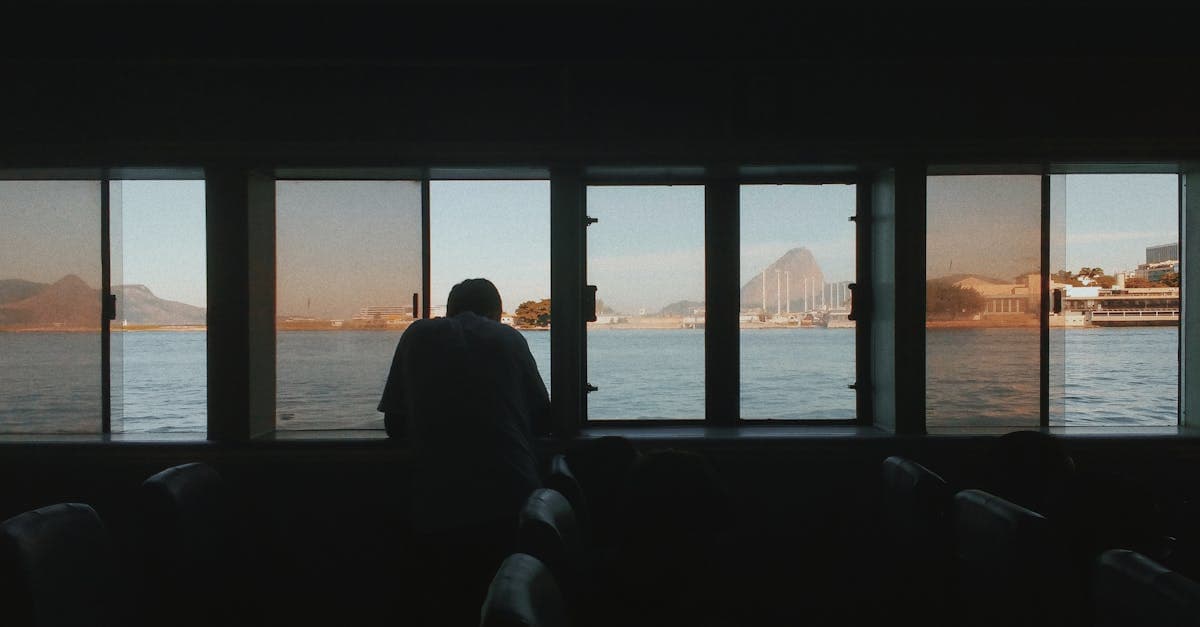 Sagoma di un uomo su una barca ammira il tramonto di Rio, meta per chi vuole viaggiare da soli.