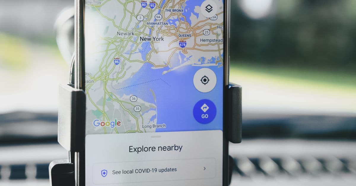 Smartphone con mappa GPS aperta, utile per orientarsi nelle destinazioni scoperte tramite la mappa voli di Google Flights.
