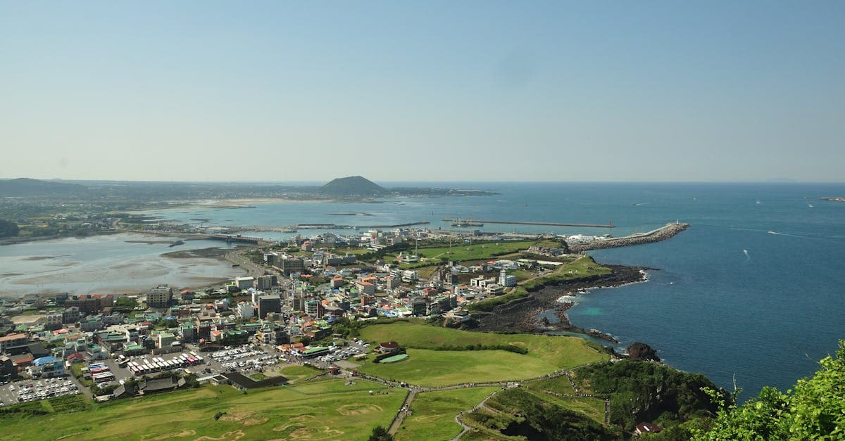 오키나와 날씨 월별 변화를 담은 푸른 바다와 도시가 어우러진 아름다운 해안선 항공 뷰