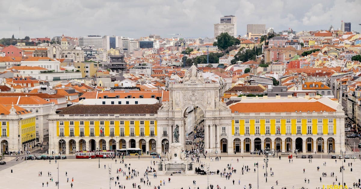 Que faire à Lisbonne : vue aérienne de la Praça do Comércio avec son arc triomphal et la place animée.