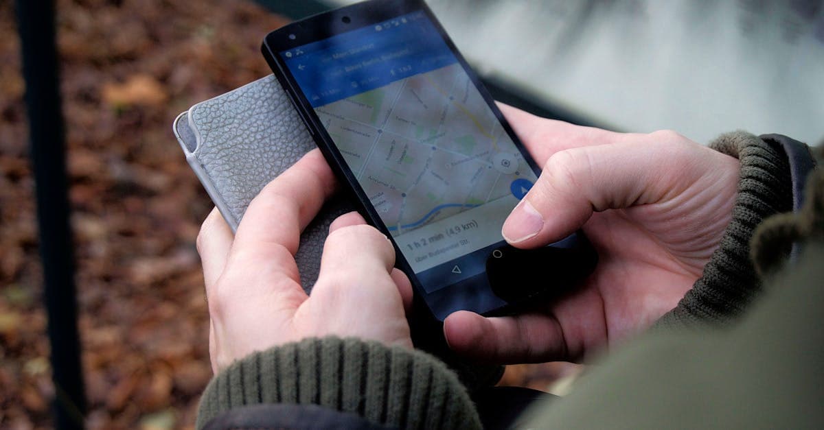 Mani che usano un'app di navigazione GPS sullo smartphone all'aperto dopo aver attivato la sim solo dati