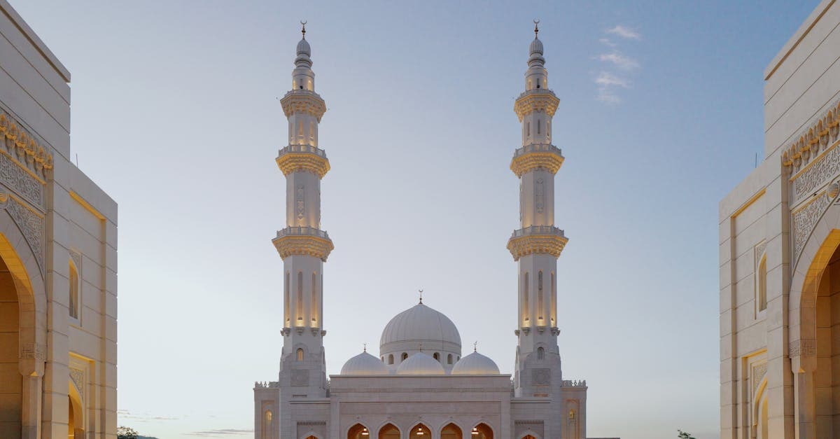 Sendayan-moskeen med oplyste minareter ved solnedgang – islamisk arkitektur i forbindelse med eid 2026