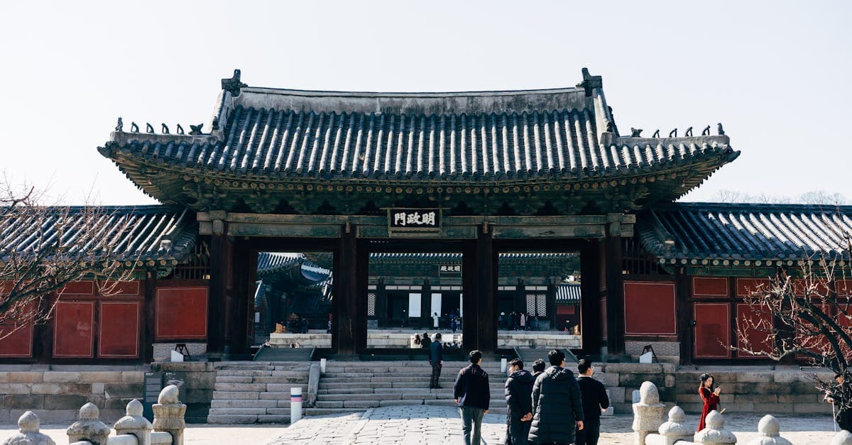 서울 경복궁을 관람하는 여행객들, 해외에서 해외여행 보험금 청구 시 필요한 서류와 절차 안내