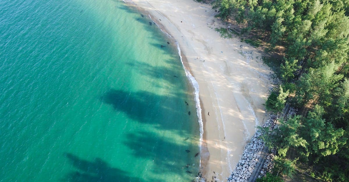 วิวทางอากาศชายหาดและเกาะรอบอ่าวนาง น้ำทะเลใสล้อมรอบด้วยพืชพรรณเขตร้อนสวยงาม