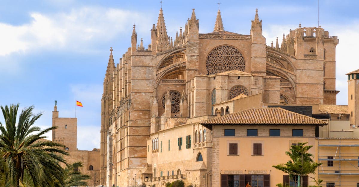Palma-kathedraal onder een blauwe hemel als illustratie bij de weersverwachtingen voor Mallorca.