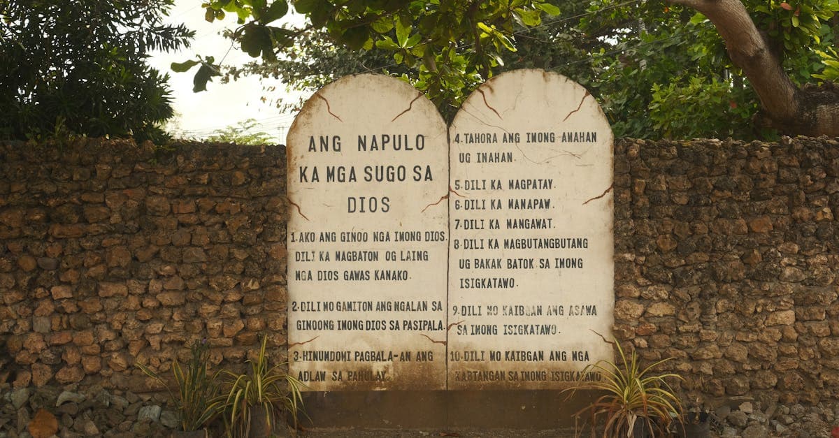 Los 10 Mandamientos de la Ley de Dios: Texto Completo y Significado - eSIM travel guide by HelloRoam