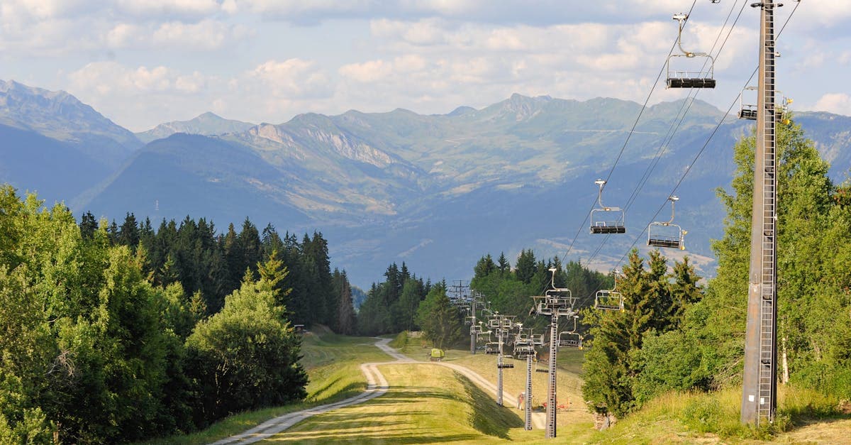 Rustig Alpenpanorama met stoeltjeslift in de Auvergne-Rhône-Alpes, het decor van alpe d'huzes 2026
