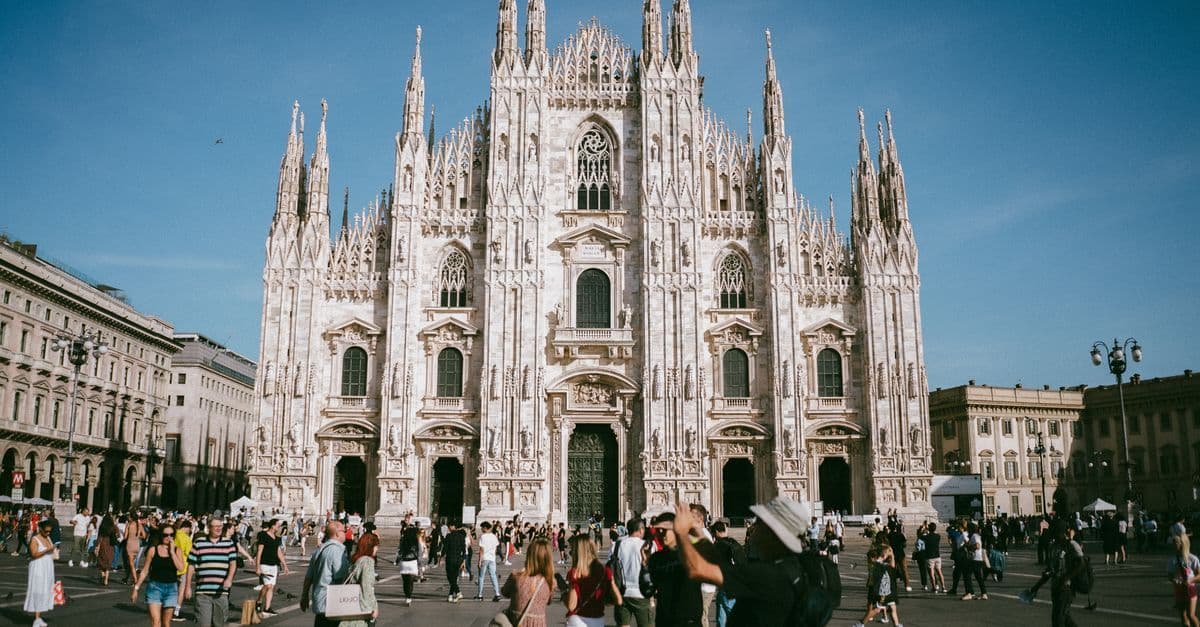 Piazza del Duomo di Milano affollata, simbolo dell'Italia per chi richiede passaporti on line per viaggiare.