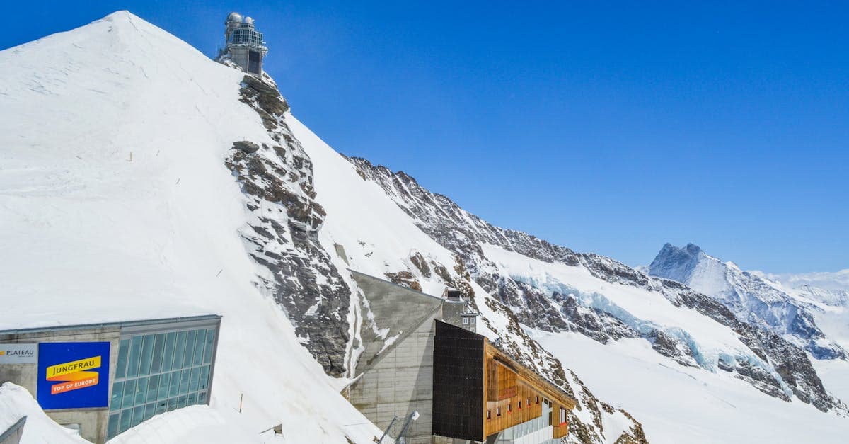 Verschneites Bergdorf in den Schweizer Alpen mit klarem Winterhimmel am Top of Europe.