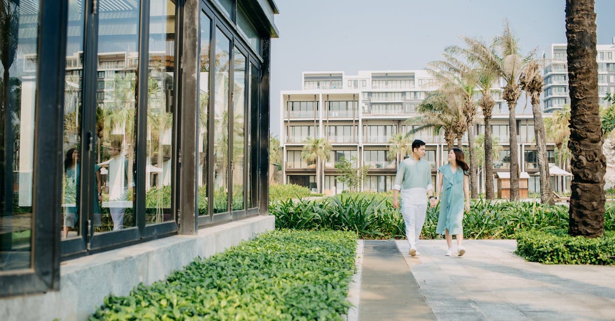 คู่รักเดินเล่นในย่านอ่าวนางกระบี่ ฐานสำรวจ things to do ao nang ที่ดีที่สุดในภูมิภาค