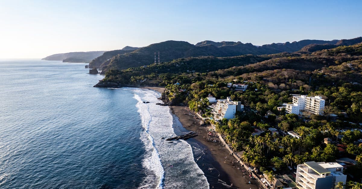 Vista aérea de la playa El Zonte en El Salvador, destino accesible con un club vacacional.