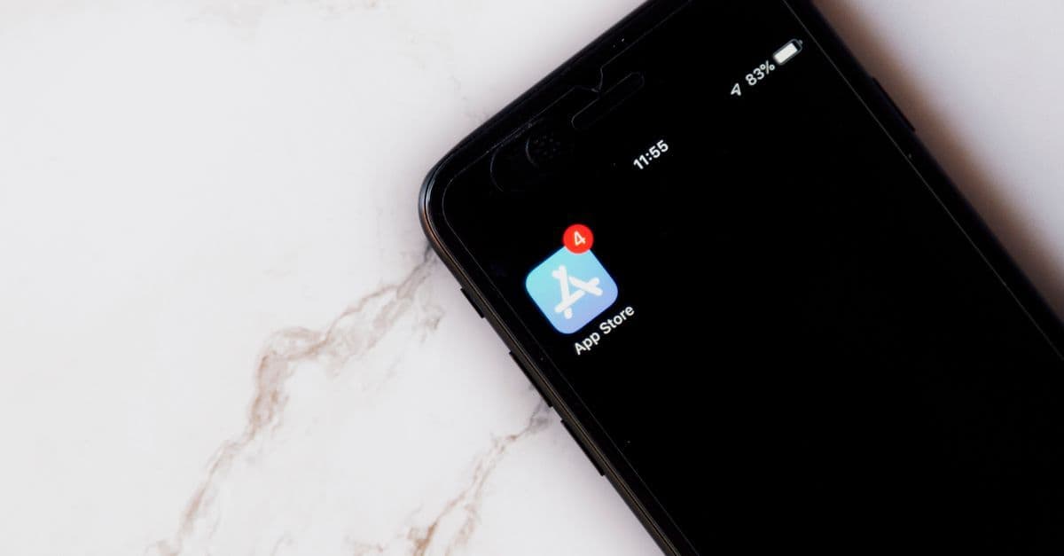 iPhone met app store-melding op het scherm tegen een marmeren achtergrond voor databundels.