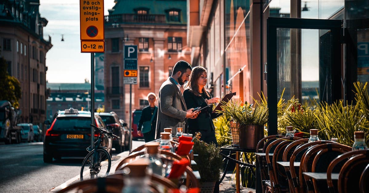 Yrkespersoner granskar dokument utanför stadskafé – telefonen söker automatiskt utländskt mobilnät vid dataroaming.