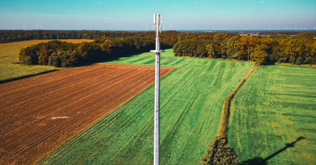 Ilmakuva televiestintätornista vihreässä metsämaisemassa symboloi telia osake -yhtiön infrastruktuuria ja osinkoa