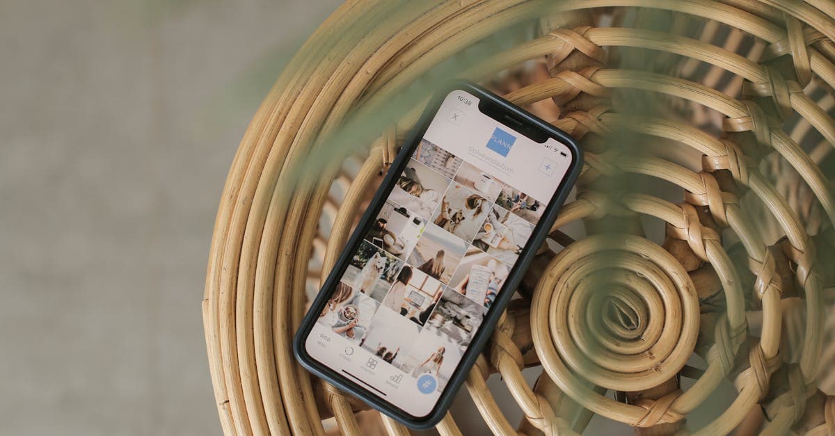 Smartphone på rotinstol viser rejseforbindelse til Bali uanset vejr og årstid med travel eSIM