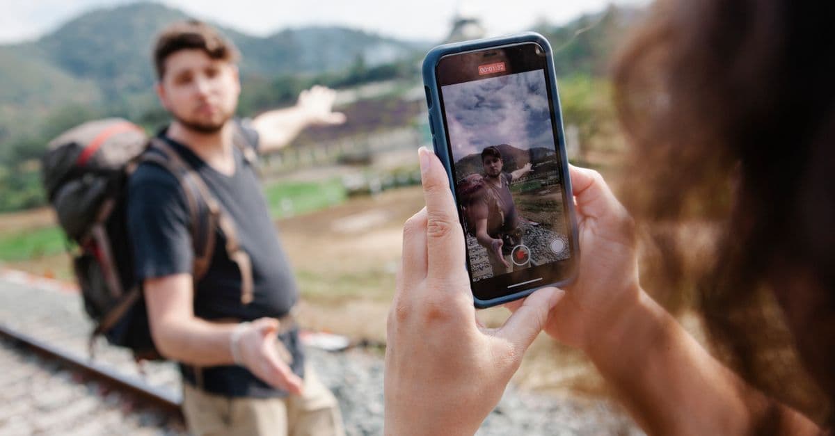 Mochileiro em estrada de ferro no campo descobre o que é esim para viagens internacionais