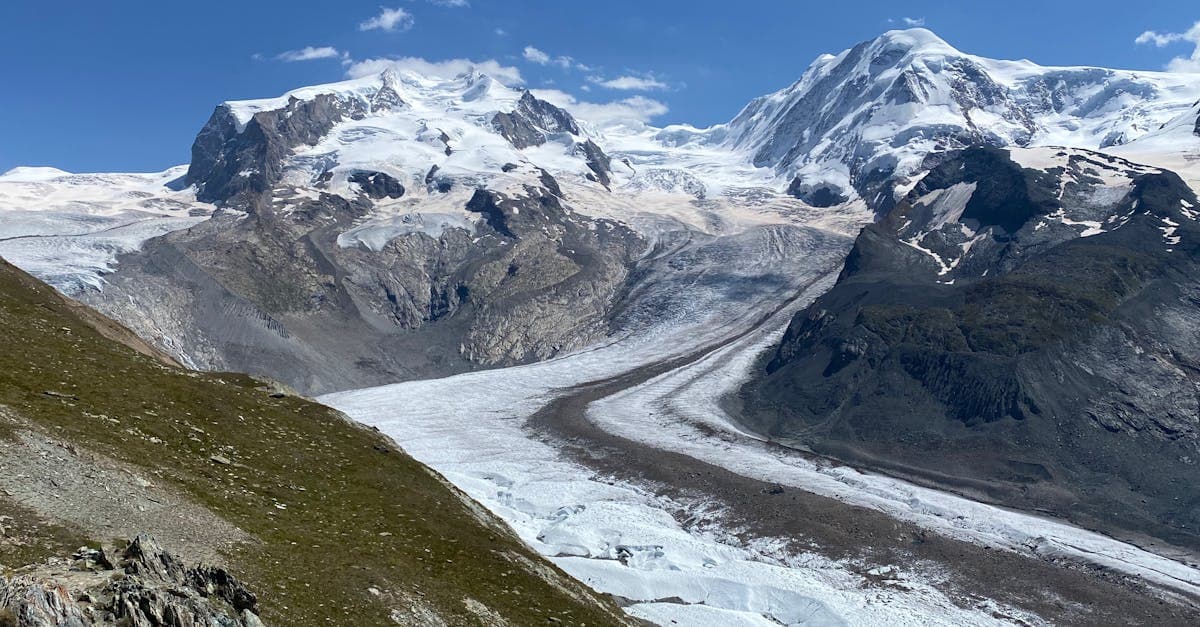 Schneebedeckte Gipfel und Gletscher bei Zermatt – Startpunkt der Patrouille des Glaciers 2026 in den Walliser Alpen