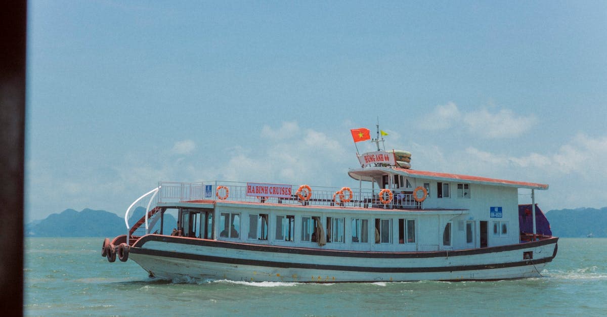 Tàu du lịch lướt nhẹ trên mặt nước Vịnh Hạ Long giữa thiên nhiên yên bình tuyệt đẹp