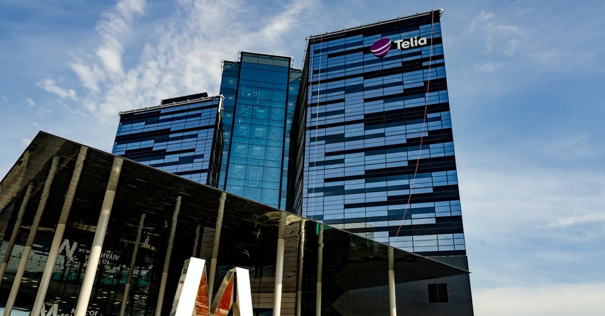 Telian moderni lasitoimistorakennus Tukholmassa aurinkoisena päivänä telia osake sijoittajan näkökulmasta