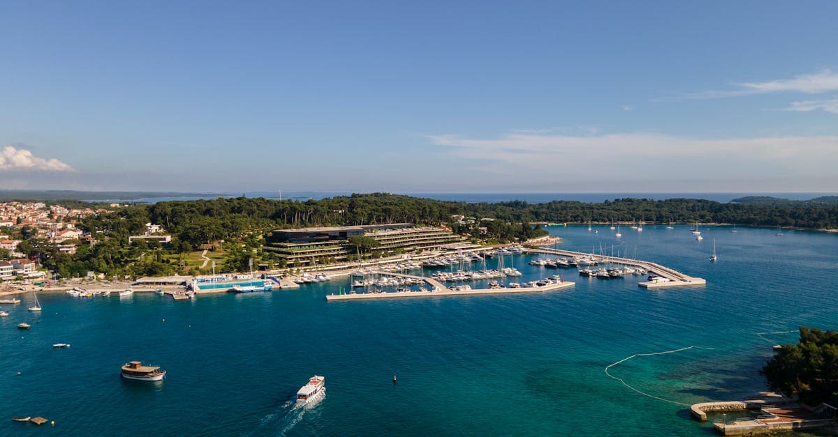 Marinan i Kroatien med klarblått vatten – en klassisk syn på din kroatien resa 2026