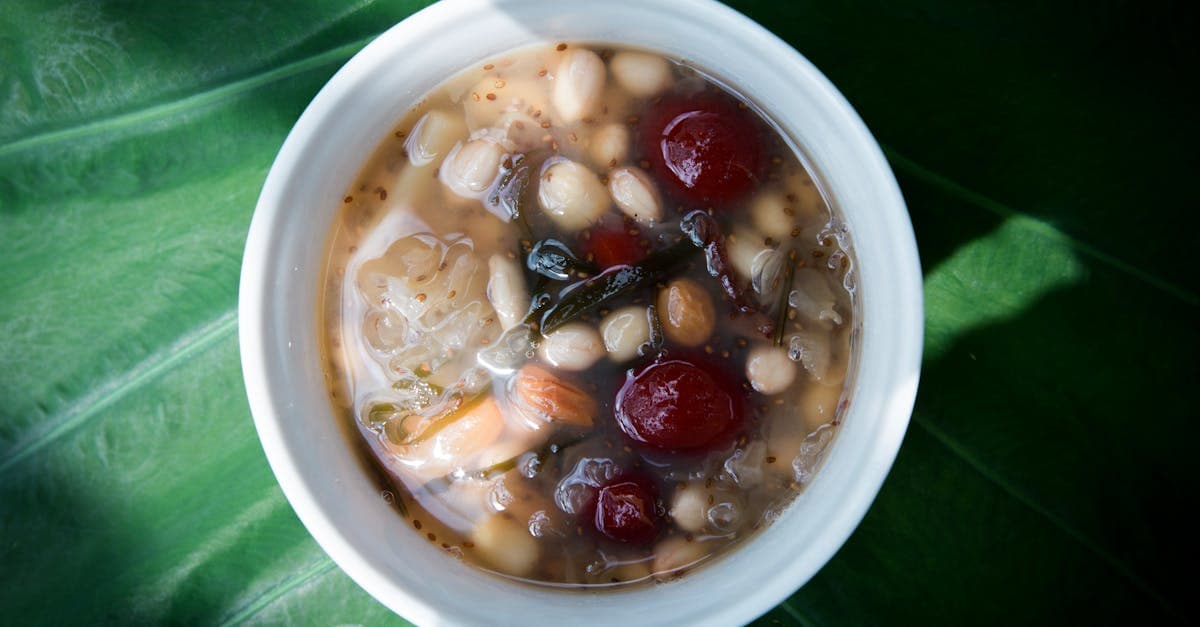 Dessert sucré traditionnel aux haricots et noix dans un bol, reflet de la nourriture vietnam régionale