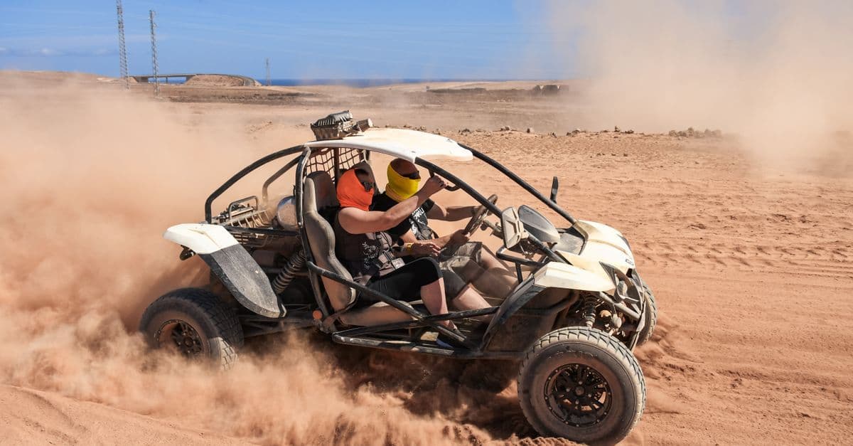 Przejażdżka buggy po wydmach pustynnych Egiptu – MSZ wyjaśnia, czy Egipt jest bezpieczny w 2026 roku