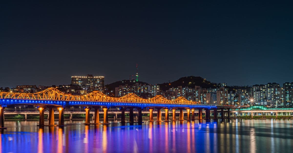한강과 서울 야경을 배경으로, 가장 저렴한 오사카 항공권 예약 시기를 알아보세요