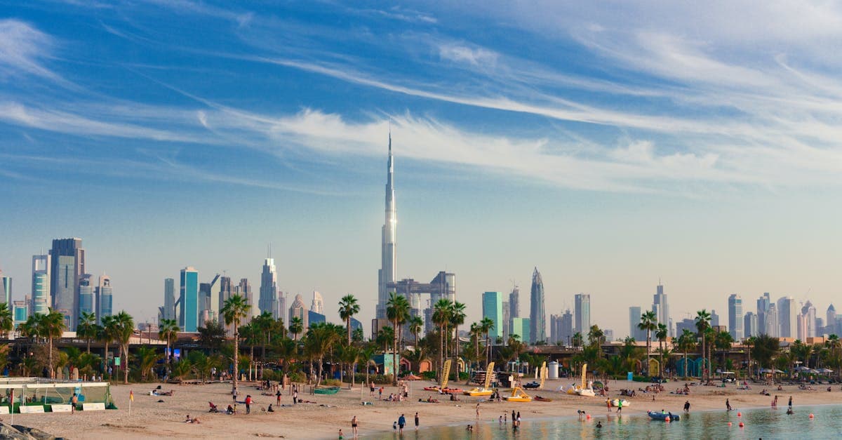 شاطئ دبي المشمس مع برج خليفة: احجز تذاكر طيران رخيصة على أفضل شركات الطيران الإماراتية