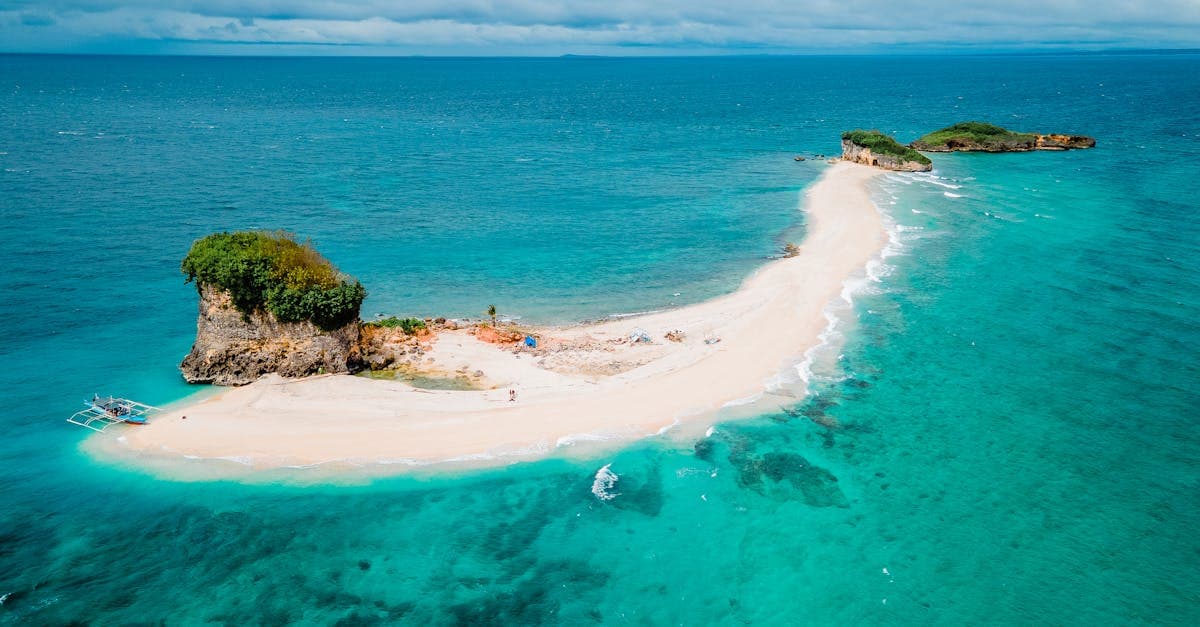 Vista aerea di un atollo delle Maldive per pianificare quando andare alle Maldive mese per mese