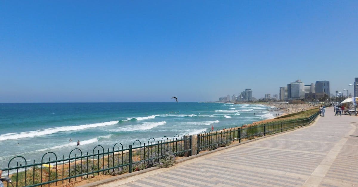 טיילת תל אביב עם נוף ים ותנועת מטיילים - כמה עולה לטייל בחופשת פסח 2026