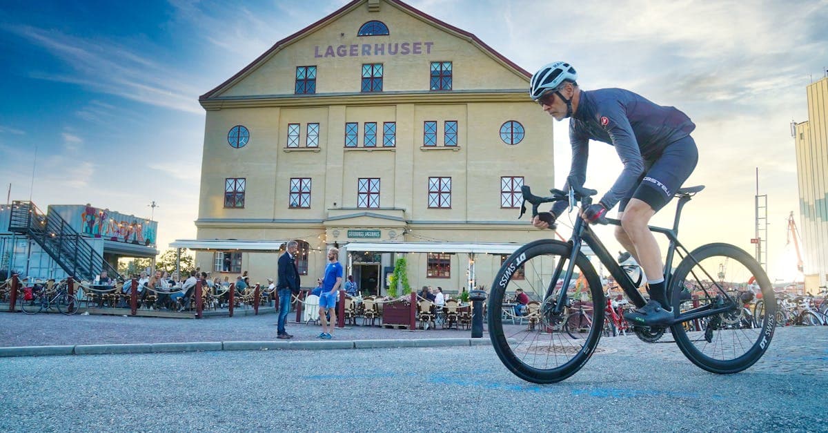 Cyklist vid det historiska Lagerhuset i Göteborg, urban charm och dynamisk stämning i city