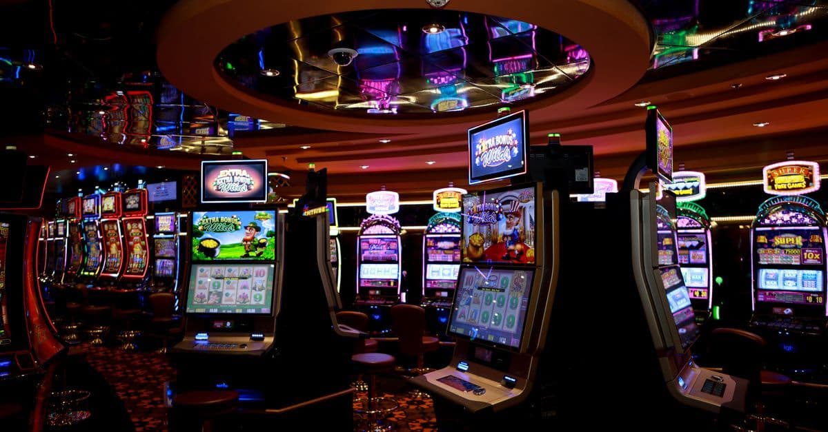 Levendige casinovloer met kleurrijke gokautomaten en felle verlichting, typisch voor het spelaanbod van Lalabet.