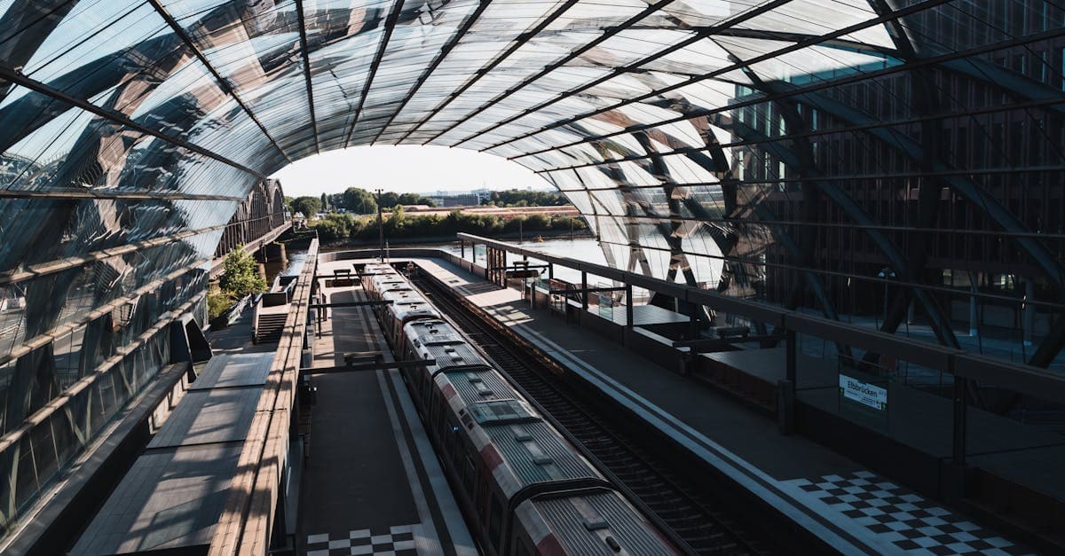 Moderne glasoverdækket togstation ved Hamburg Airport med elegant arkitektonisk design og lyse rum