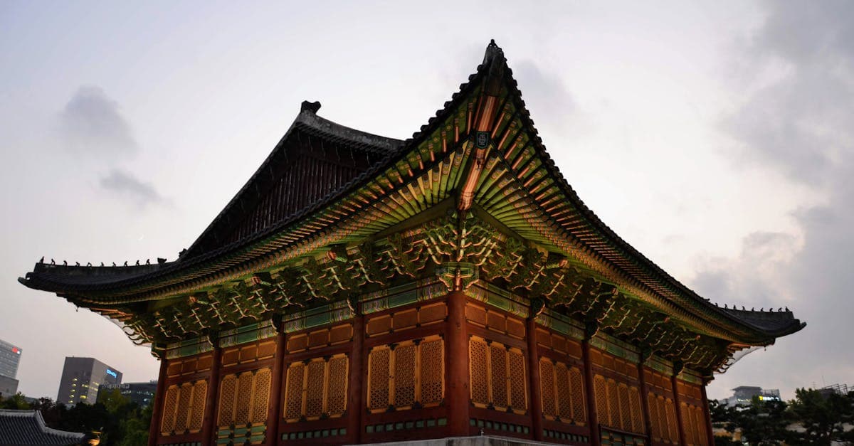 경복궁 황혼 무렵의 전통 한국 건축물 전경, 혼자 여행하며 만나는 고요한 문화 유산