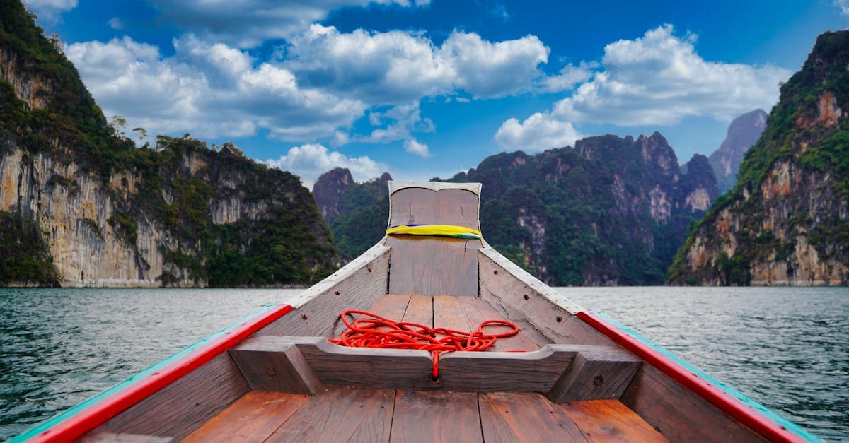 Ruhige Bootsfahrt durch die beeindruckenden Kalksteinfelsen des Khao Sok Nationalparks in Thailand 2026