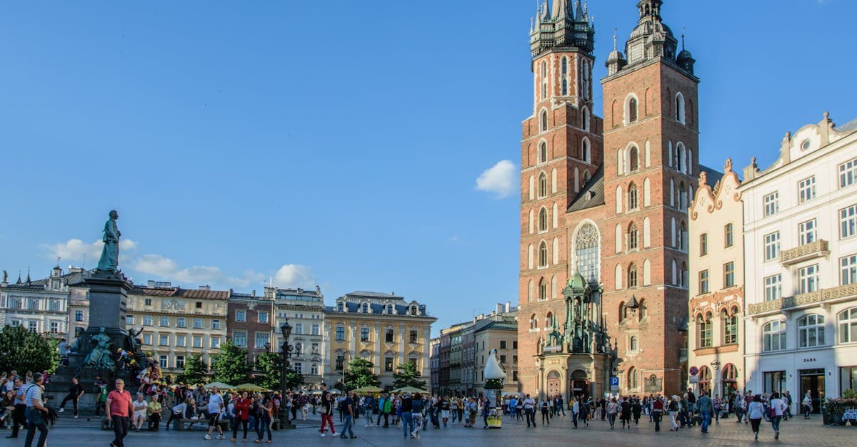 Rynek Główny w Krakowie z Bazyliką Mariacką i tłumem turystów w słoneczny dzień — things to do in krakow