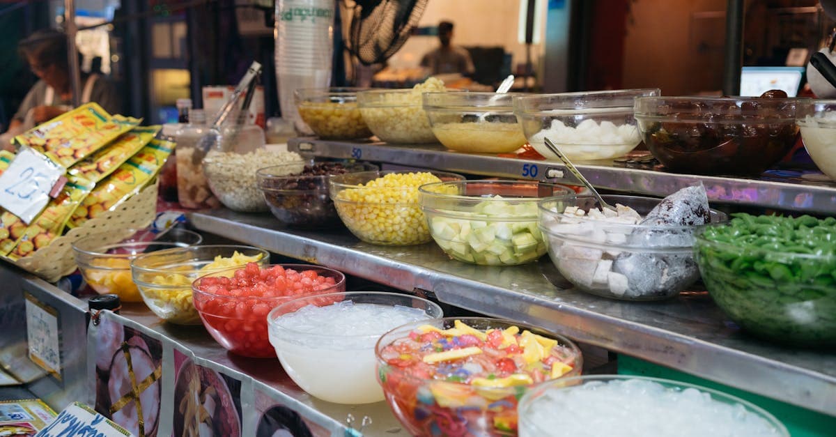 Variedad de postres tailandeses en un puesto de mercado, reflejo de la cultura thai beach street food